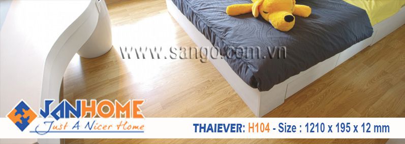 Thi công sàn gỗ Thai Ever H201 phòng ngủ căn hộ có nội thất hiện đại